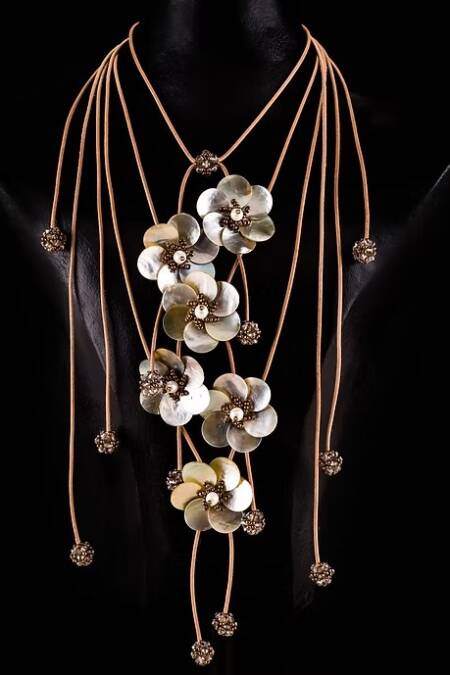 SUPERPOSICIÓN DE TRES COLLARES FLORES NACAR