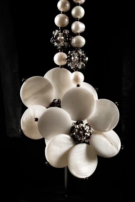 COLLAR LAZO PERLAS DOS FLORES - Imagen 2