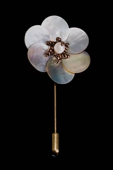 BROCHE FLOR DE NACAR Y PERLAS