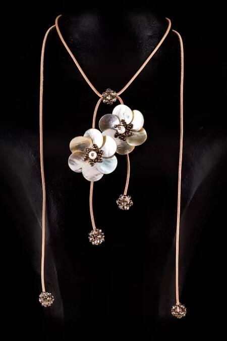 COLLAR DOS FLORES NACAR