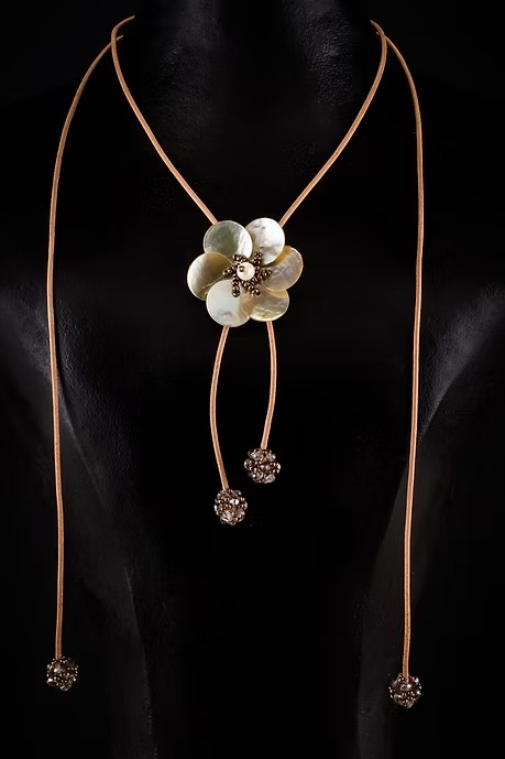 COLLAR UNA FLOR NACAR