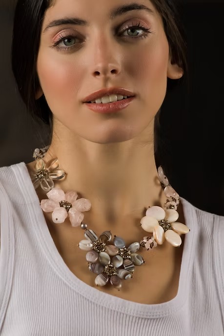 COLLAR FLORES PIEDRAS Y CRISTALES - Imagen 2