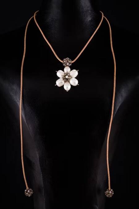 COLLAR UNA FLOR PERLA