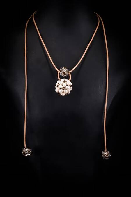 COLLAR CAROLINE PERLAS Y CUERO