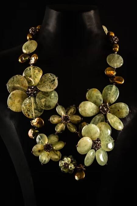 COLLAR FLORES PIEDRAS VERDES