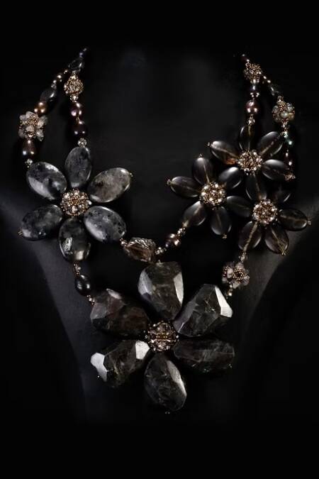 COLLAR FLORES PIEDRAS NEGRAS